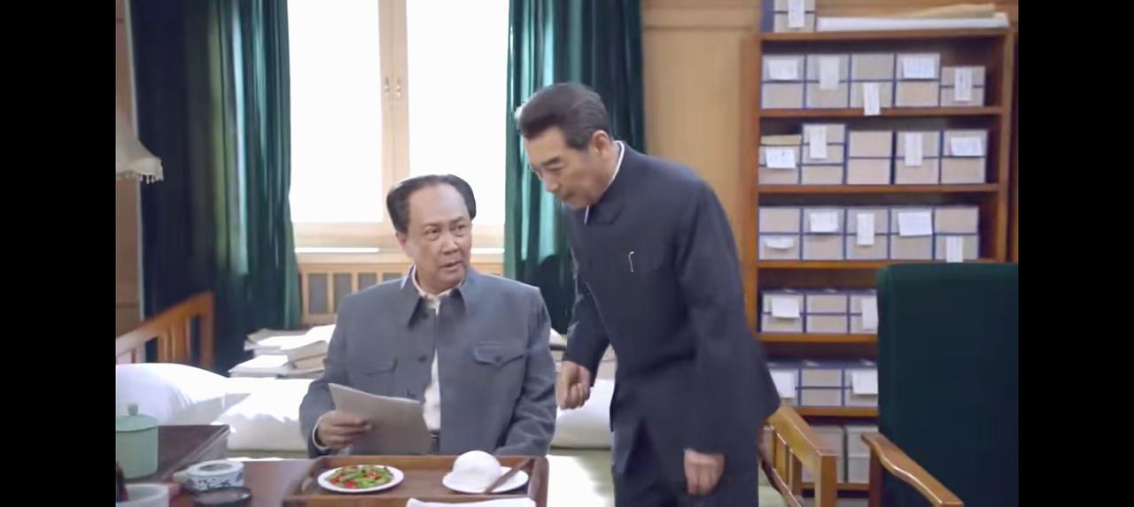编剧，你解释一下——电视剧里，毛主席准备吃饭，周总理来了，见他饭菜简单，担心他