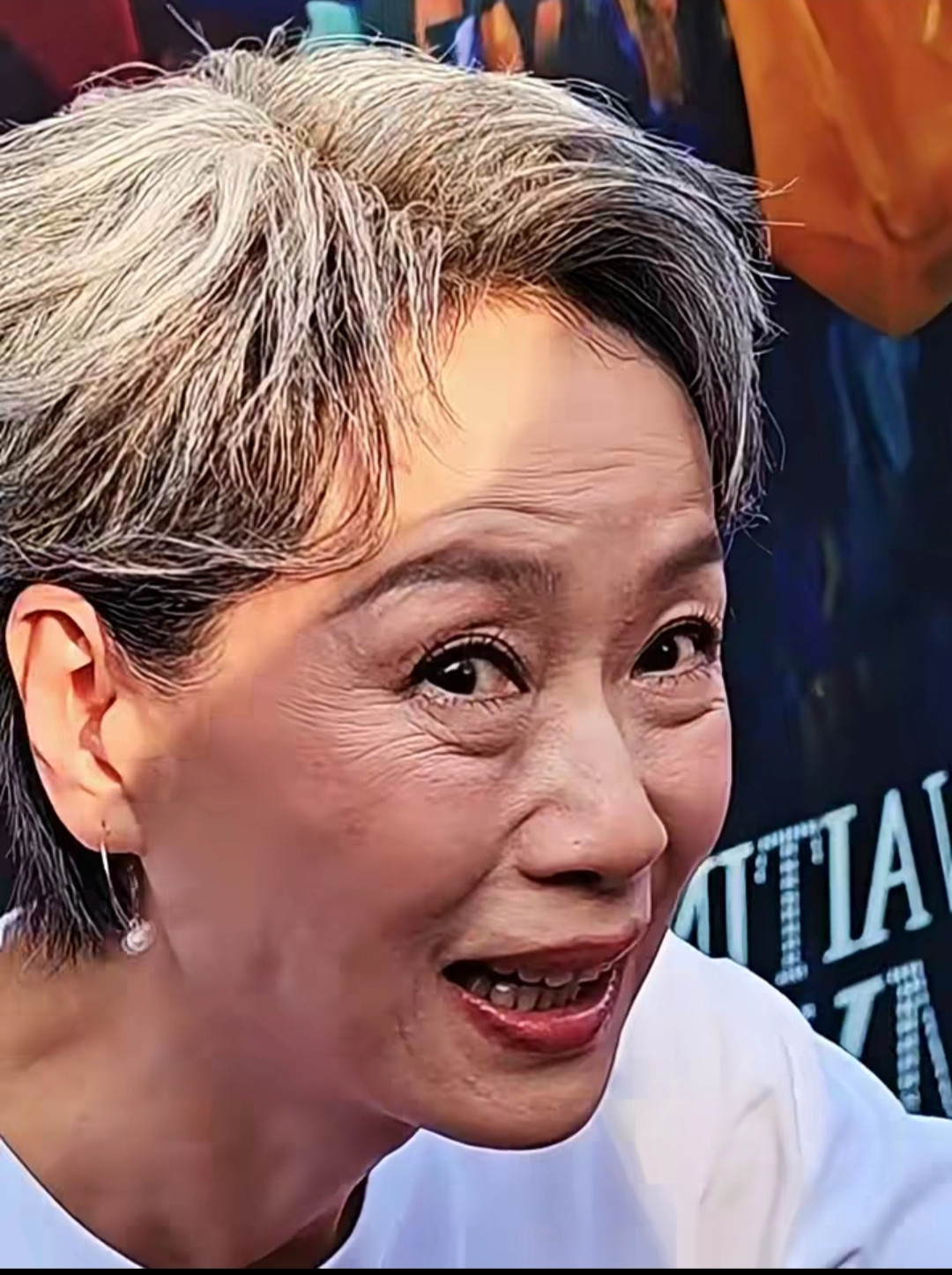 拍到叶童的近距离照，这真是美人迟暮，70岁了还这么美[赞]
