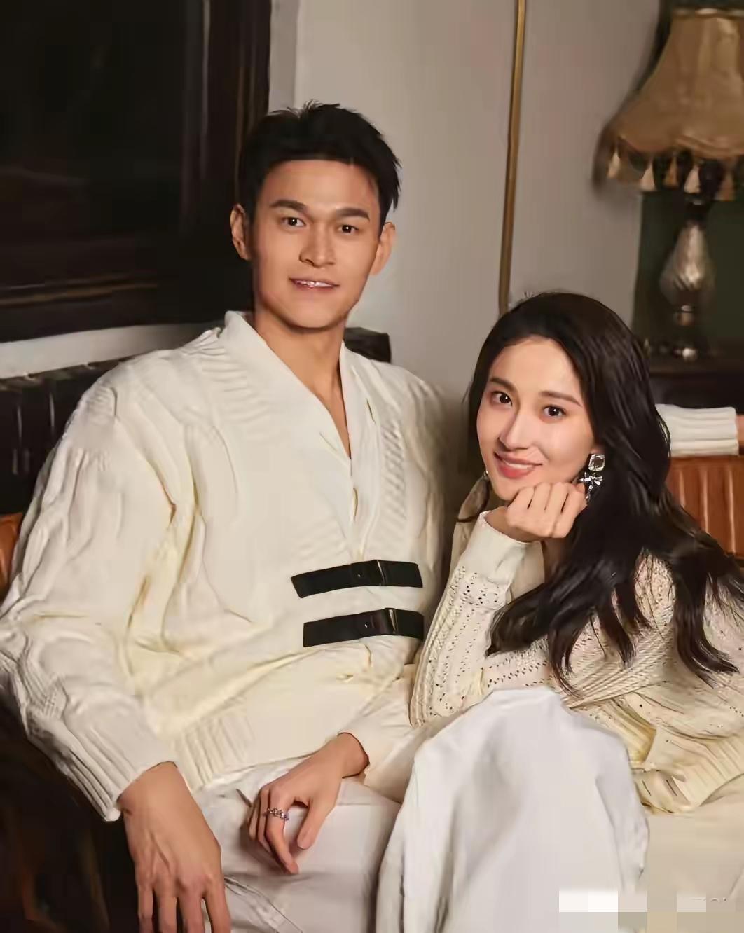 孙杨说，我跟妻子的相识是我母亲介绍的。第一次见面她穿白连衣裙的干净模样，他记到现