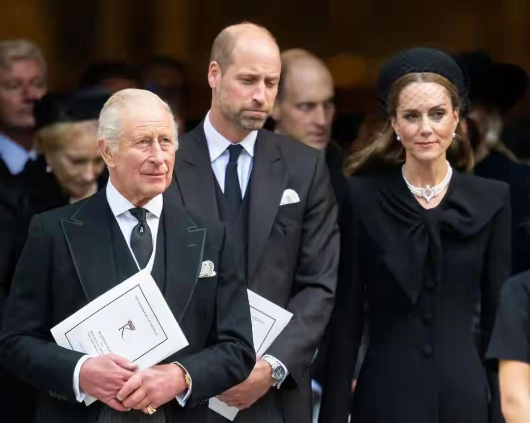 威廉王子顶着王储的光环，却被一张近照出卖了。才四十出头，那张脸却写满了疲惫，胡