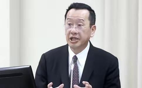 被我们列入"台独顽固分子"清单的顾立雄，最近干了一件最搞笑的事——亲手拆了民进党