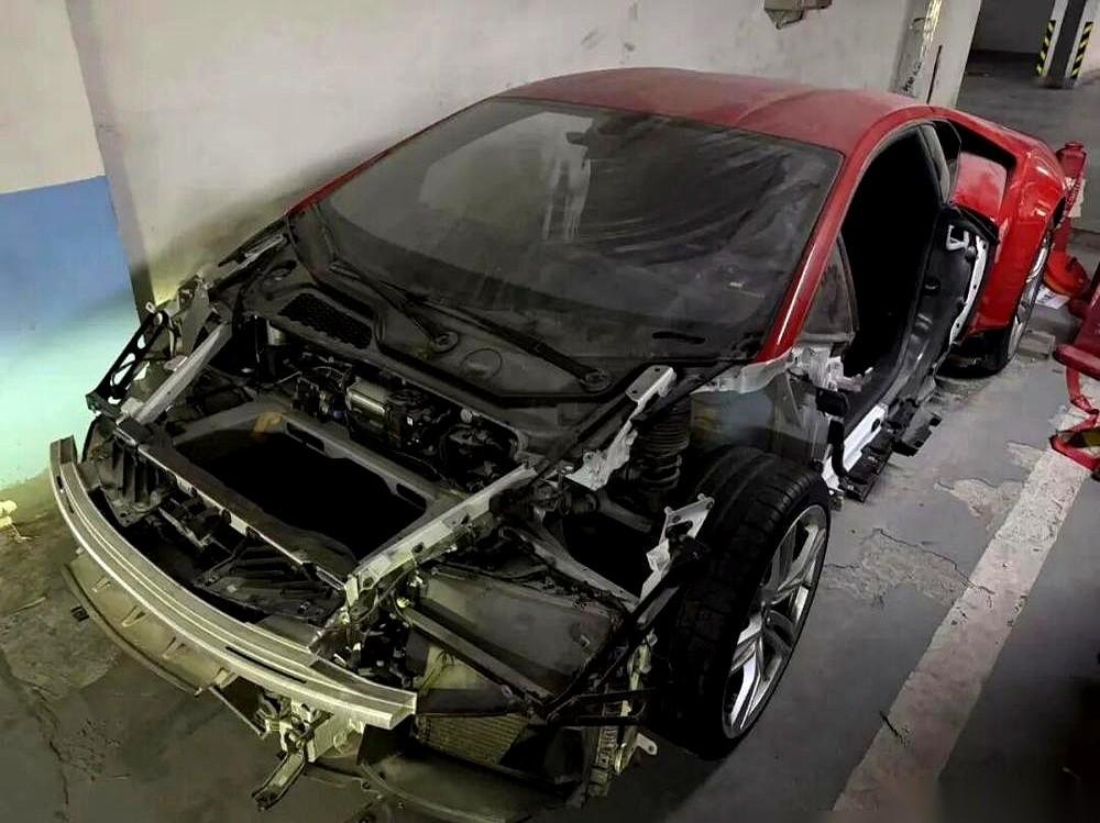 上海嘉定一个地下车库，一辆百万跑车，成了三个男人的“零件超市”。车主在国外，车