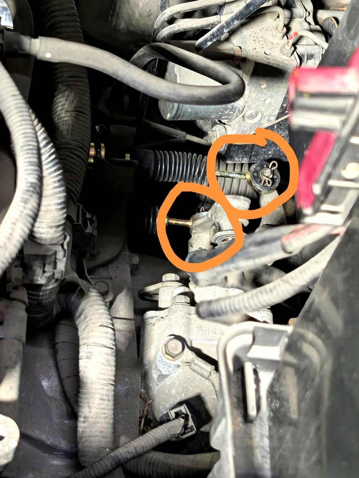 挂了倒档，车却往前冲。我当时就懵了，脑子里一片空白，第一反应是：这车开了十年，