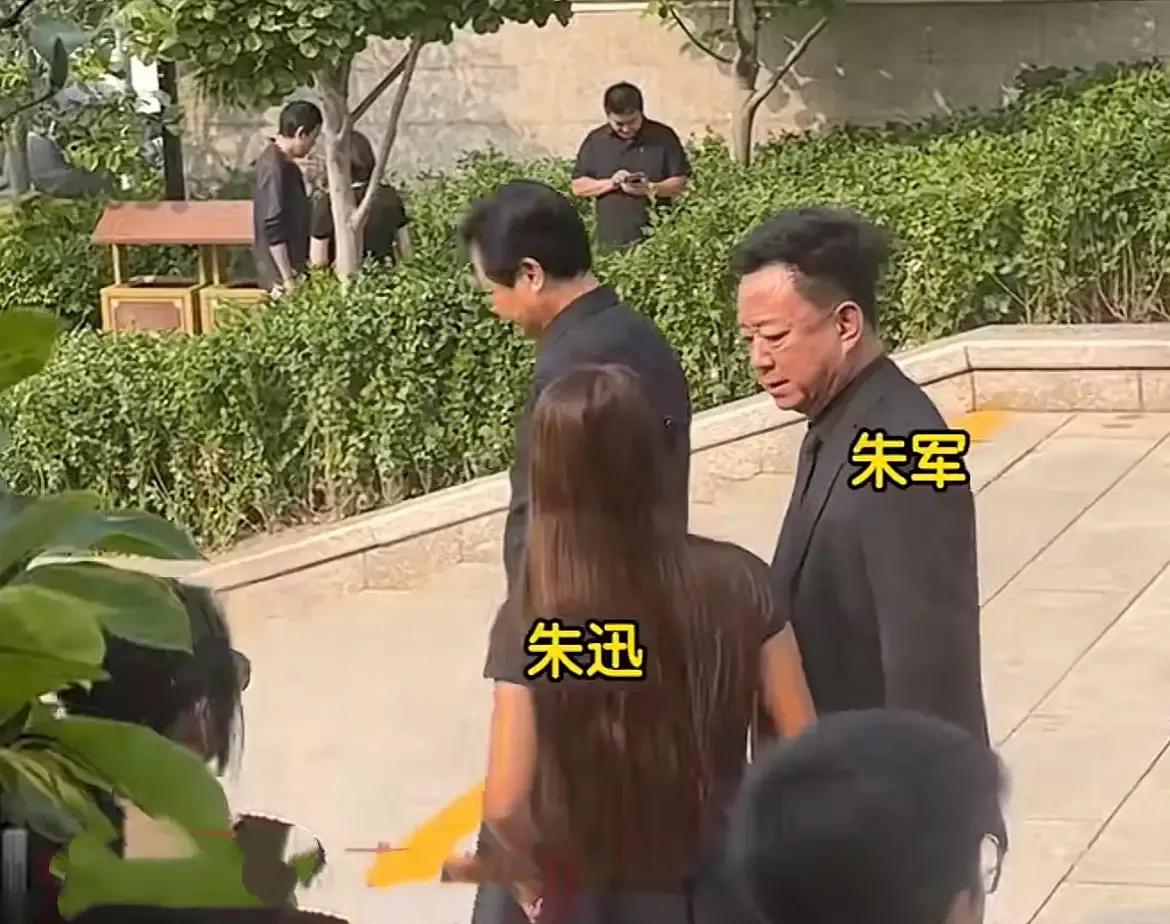 朱军的人缘还是很好的，去送别敬一丹，也有同事来搭讪，朱迅跟他边走边聊，让人觉得就