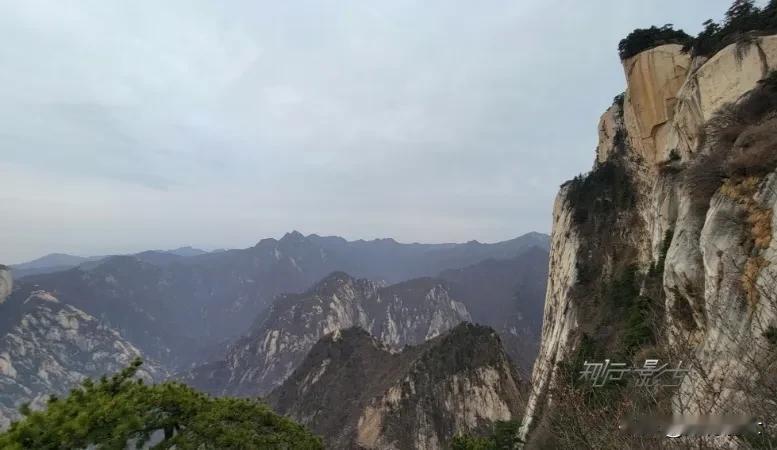这个季节适合大部分登华山。华山，名扬天下，不仅因为它有厚重的历史文化，更是因为它