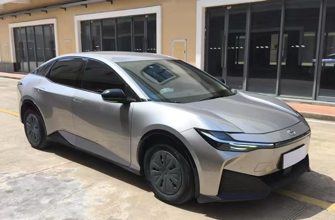 特斯拉现在搞了个新玩法，7年超长贷。月供能给你压到一天一杯咖啡钱的水平。以