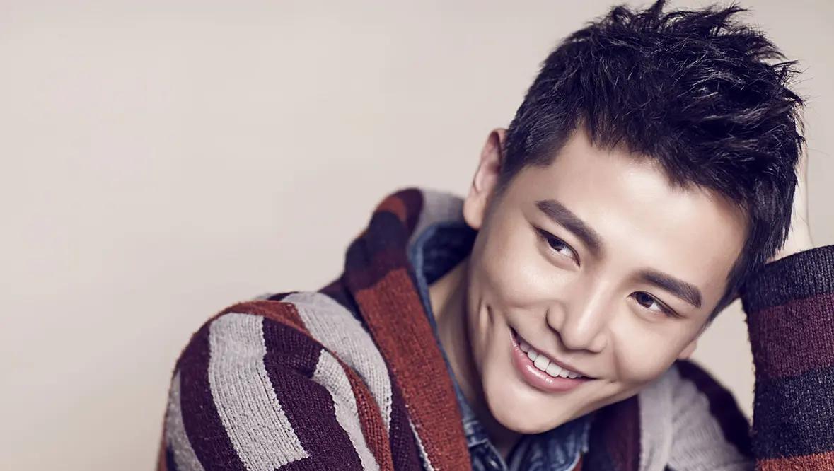 你的偶像，可能正在用加密货币和你谈心。不是开玩笑。上周某顶流直播时揉了揉眼睛