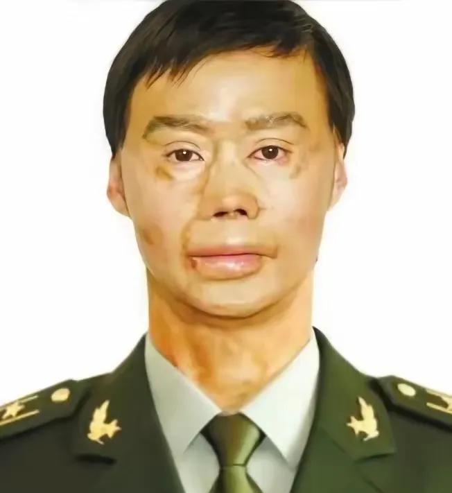 1995年春天的这件事真的很震撼。在回部队的途中，梁强明明是出于好心劝阻司机违规