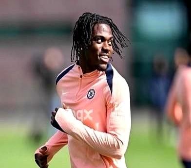 蓝军希望在一笔总价约切尔西提议拉维亚+4000万镑交换加纳乔遭拒，曼联担忧球