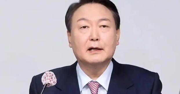 韩国政坛，大地震了。尹锡悦一审被判无期，同一天，74岁的朴槿惠养老别墅直接被贴上