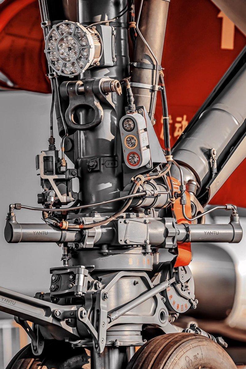 中国歼15T前起落架超级美图毫不夸张，这起落架充满了工业之美，这就是目前最强重