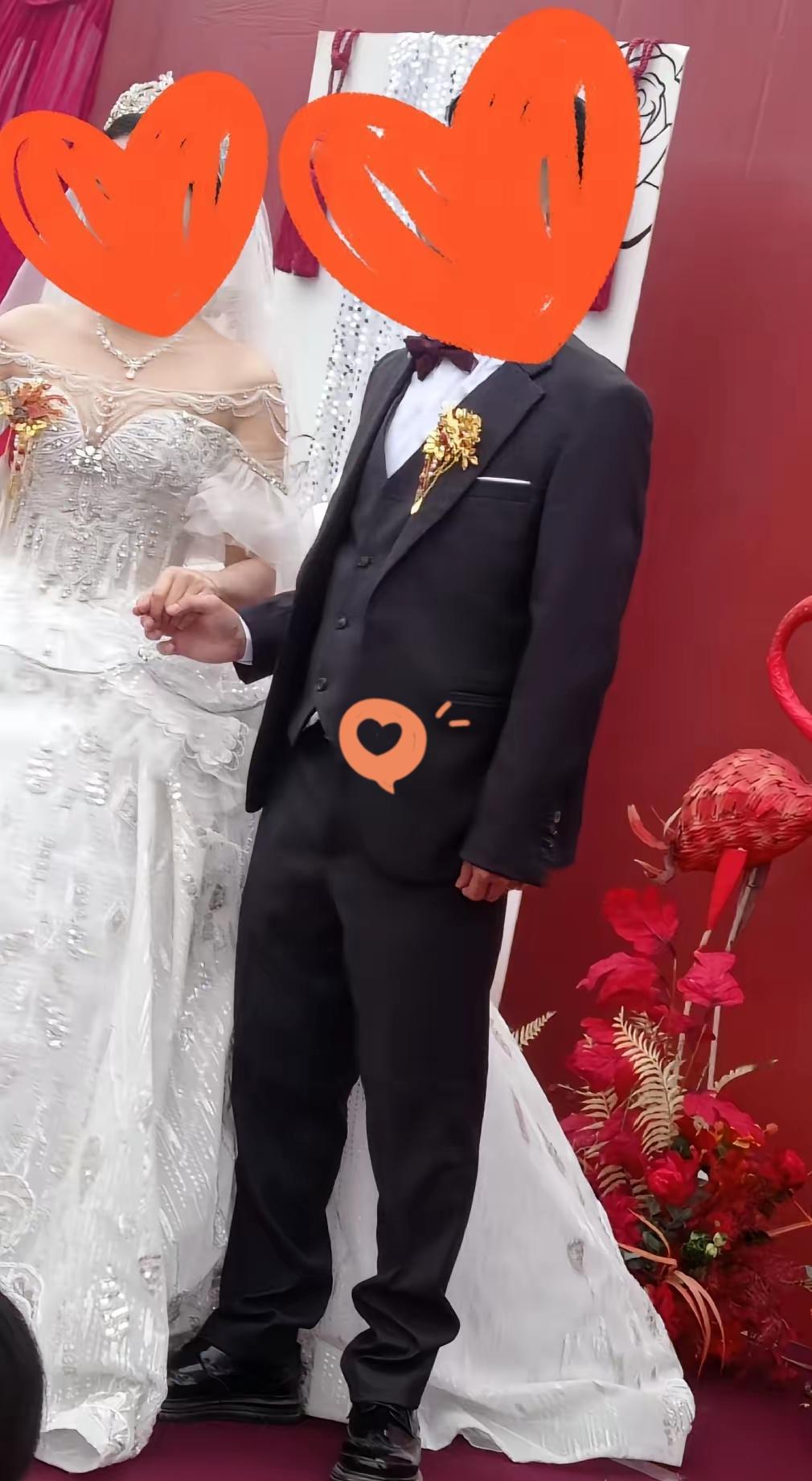 今天参加了一场婚礼，直接把我看懵了。谁能想到，俩寒门拼出来的精英，婚礼简到极