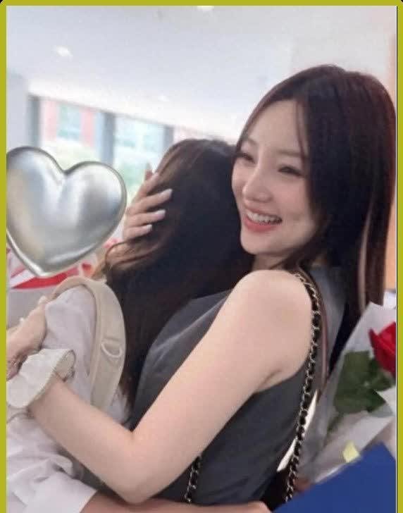 李小璐43岁现身甜馨毕业礼，母女同框竟像姐妹花​