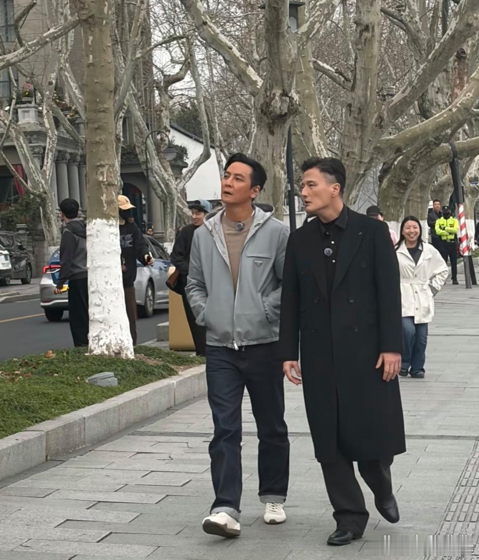52岁 吴彦祖和51岁 尹子维在杭州西湖散步被偶遇，两个人的状态都好年轻，对比之下，还是吴彦祖的颜值