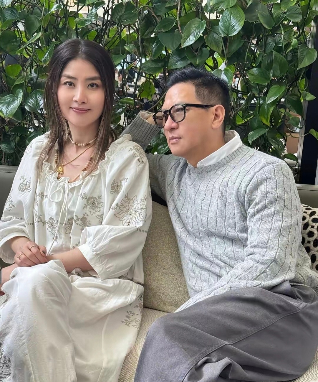 陈慧琳和张家辉，两个人私下状态都相当能打。陈慧琳样子几乎没什么变化，岁月仿佛在她