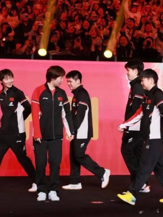 王楚钦可真是个贴心的搭档，他的贴心举动如同春风化雨。成都混团颁奖礼的时候，