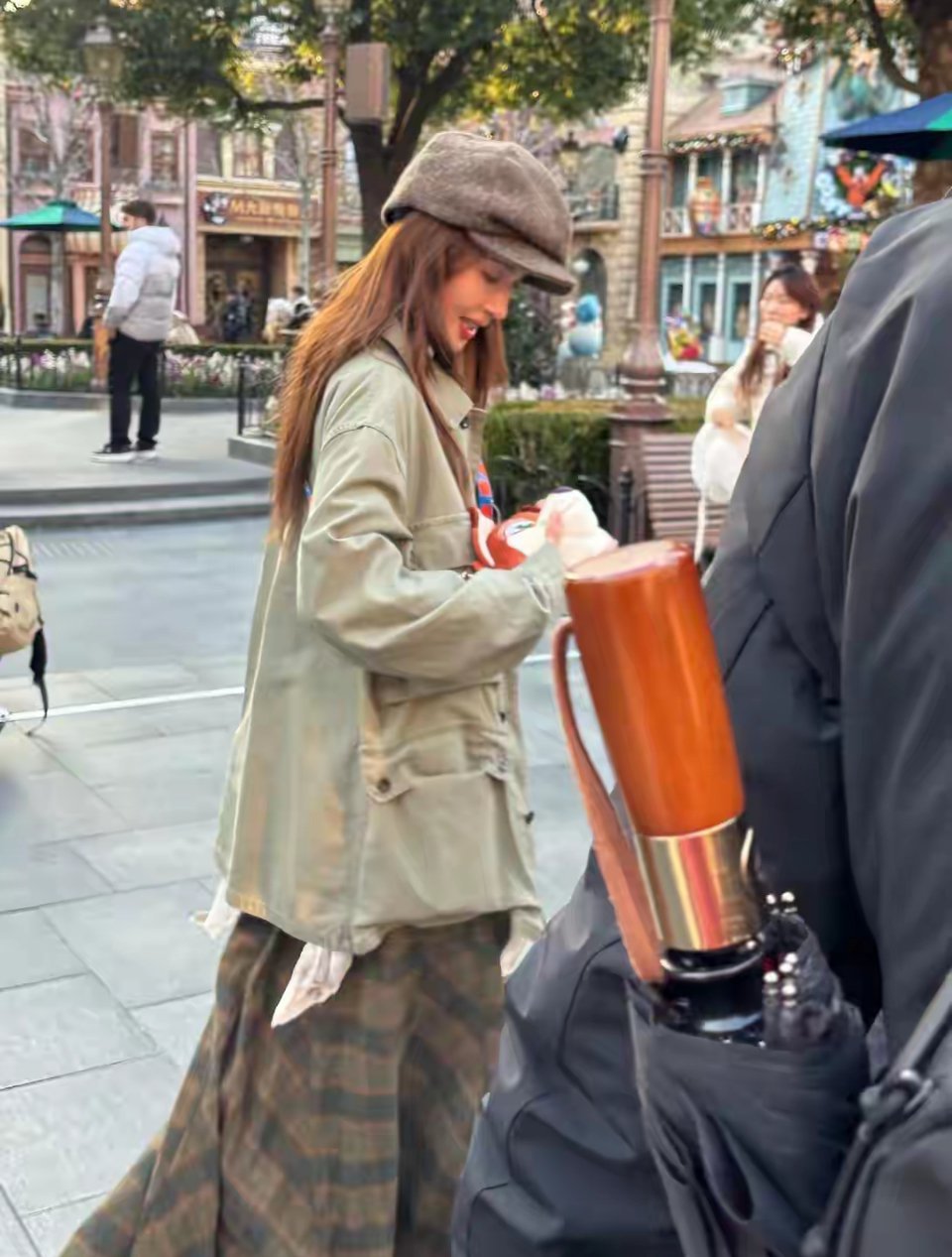 金晨上海迪士尼被偶遇，侧脸绝美巴掌脸吸睛，鼻子超挺是美女！