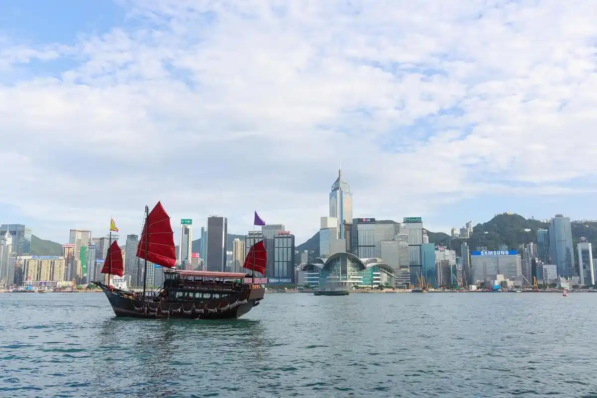 短短五年，香港和新加坡的经济差距被拉开了一大截。2019年两地GDP只差68亿美