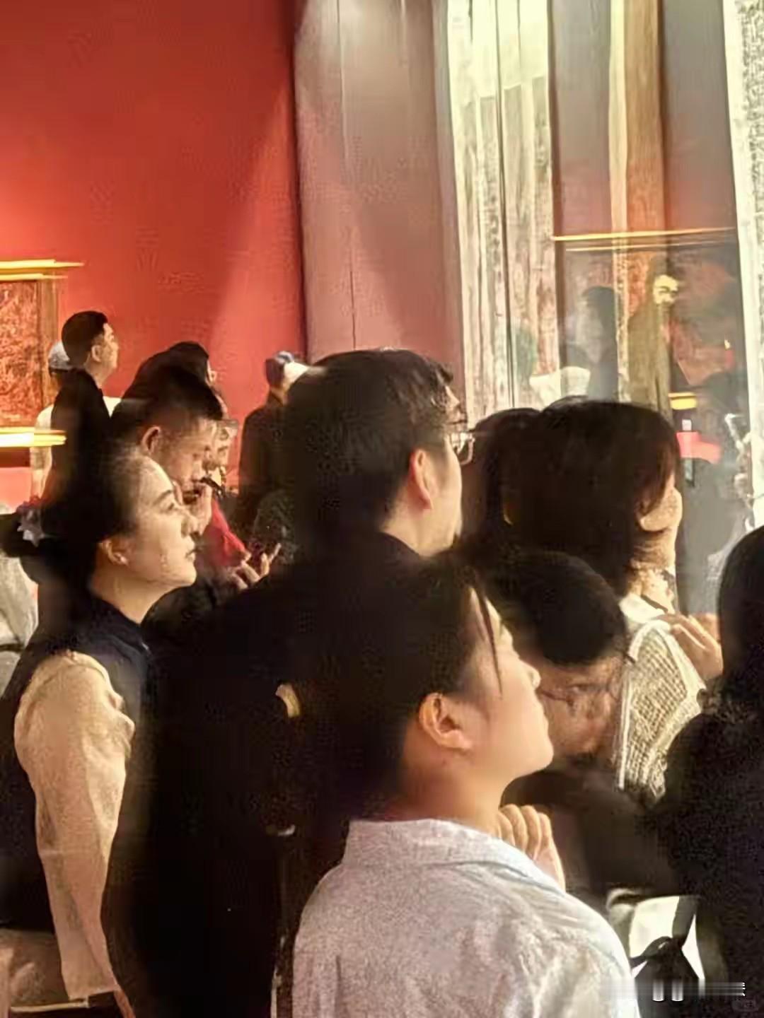 国庆假期第三天，有网友在北京美术馆偶遇董卿。难得露面的她一身简约素雅私服，没有华