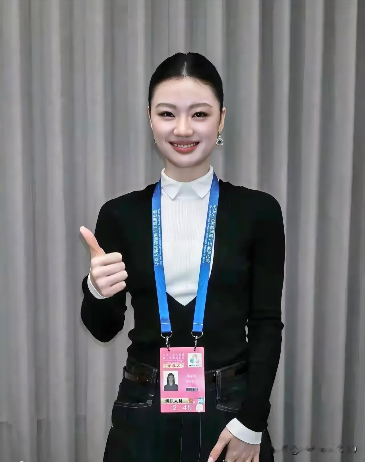 23岁的单依纯，这回真是给咱们年轻人长脸了！一身衬衣配毛衣，干净利落，那气质妥妥