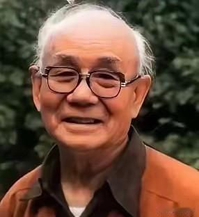 1947年，李可染带画作拜见齐白石，齐老坐在躺椅上随手翻看。看过几幅后，齐老突然