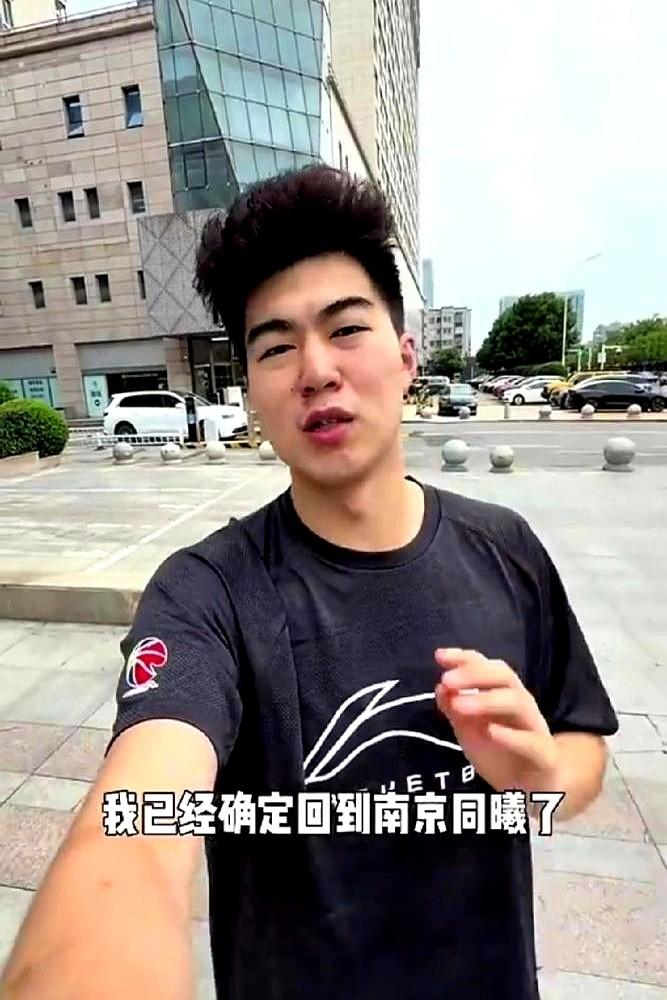 这哥们儿压根不是什么网红，人家是来打球的。都以为同曦队签李云开，是让他当翻译