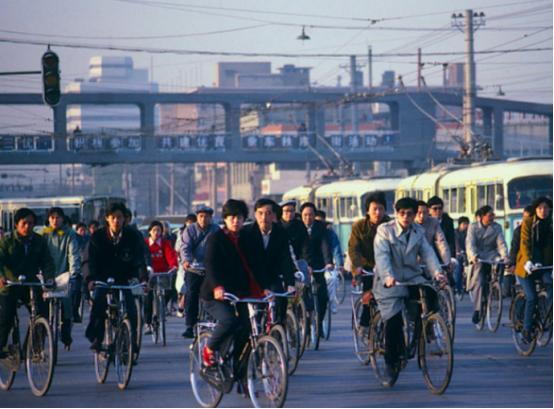 今天的中国这么强大，其实是很反常的，按理说，中国应该比现在更穷、更落后、更弱才对