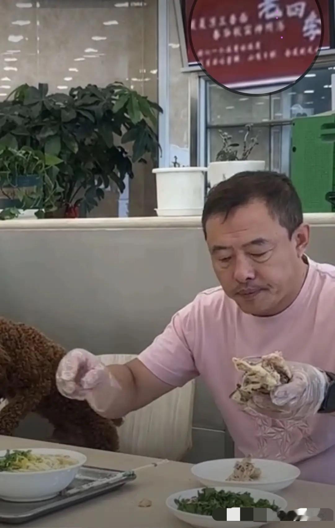 记住这张嘴脸！就是他把狗抱上了沈阳老四季的餐桌！沈阳老四季面馆，有人拍了张照