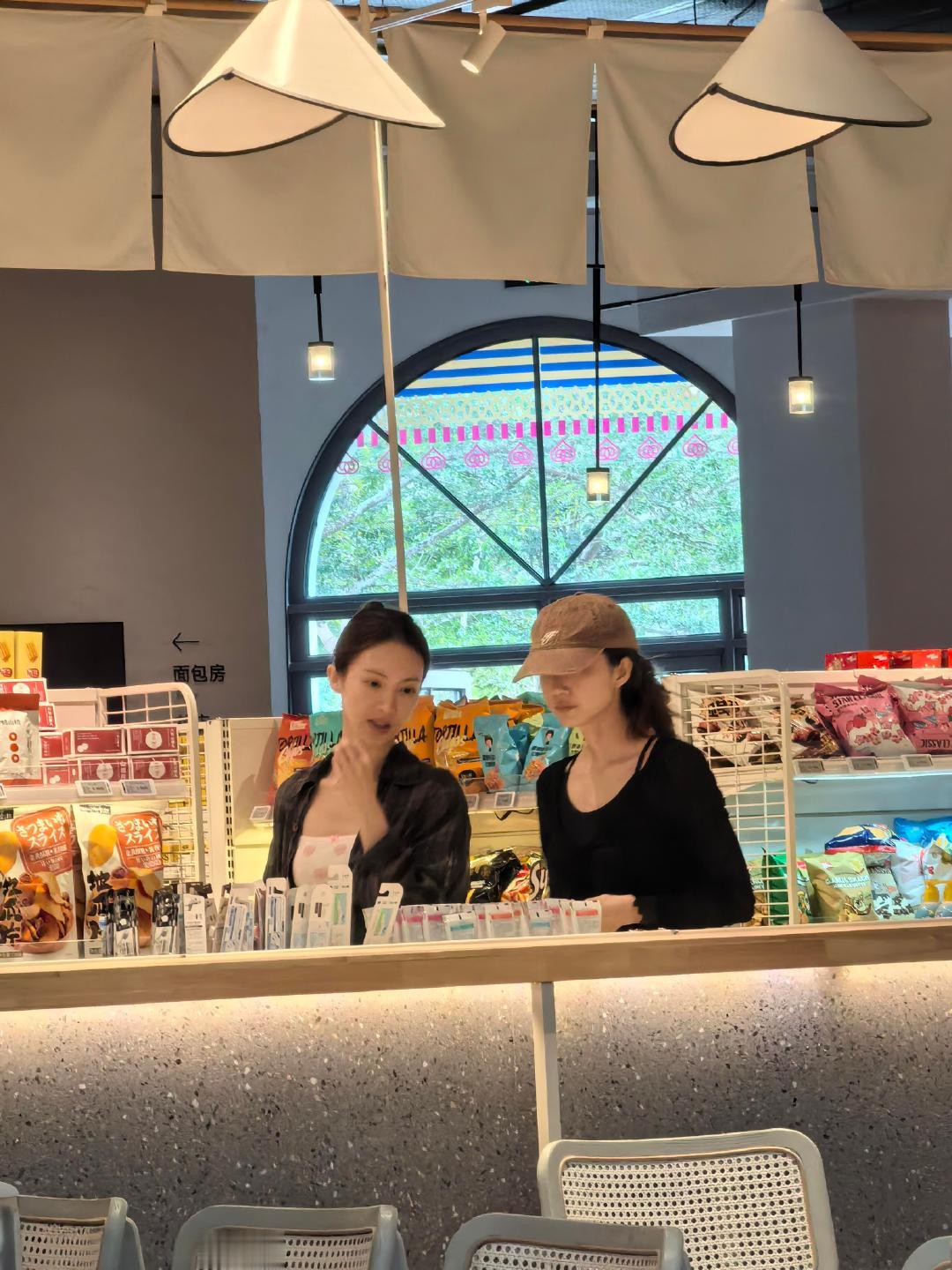 网友三亚偶遇金晨三亚偶遇金晨素颜逛街2月18日，网友分享在三亚偶遇素颜逛街，还