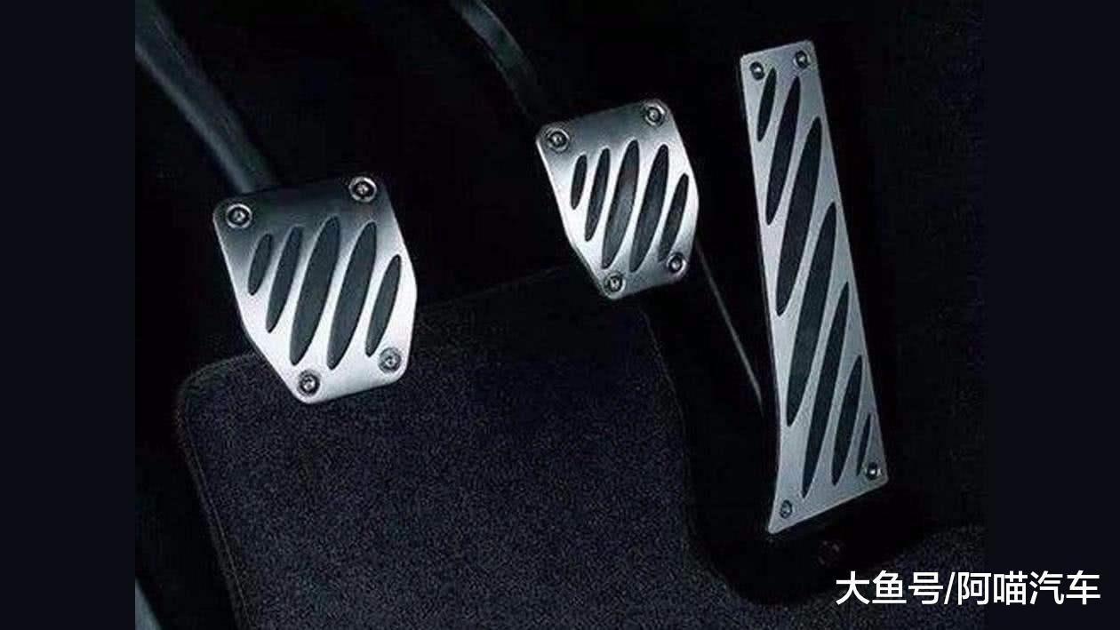 一脚放在刹车上,一只脚放在油门上,其实大家注意看一下就知道,汽车在