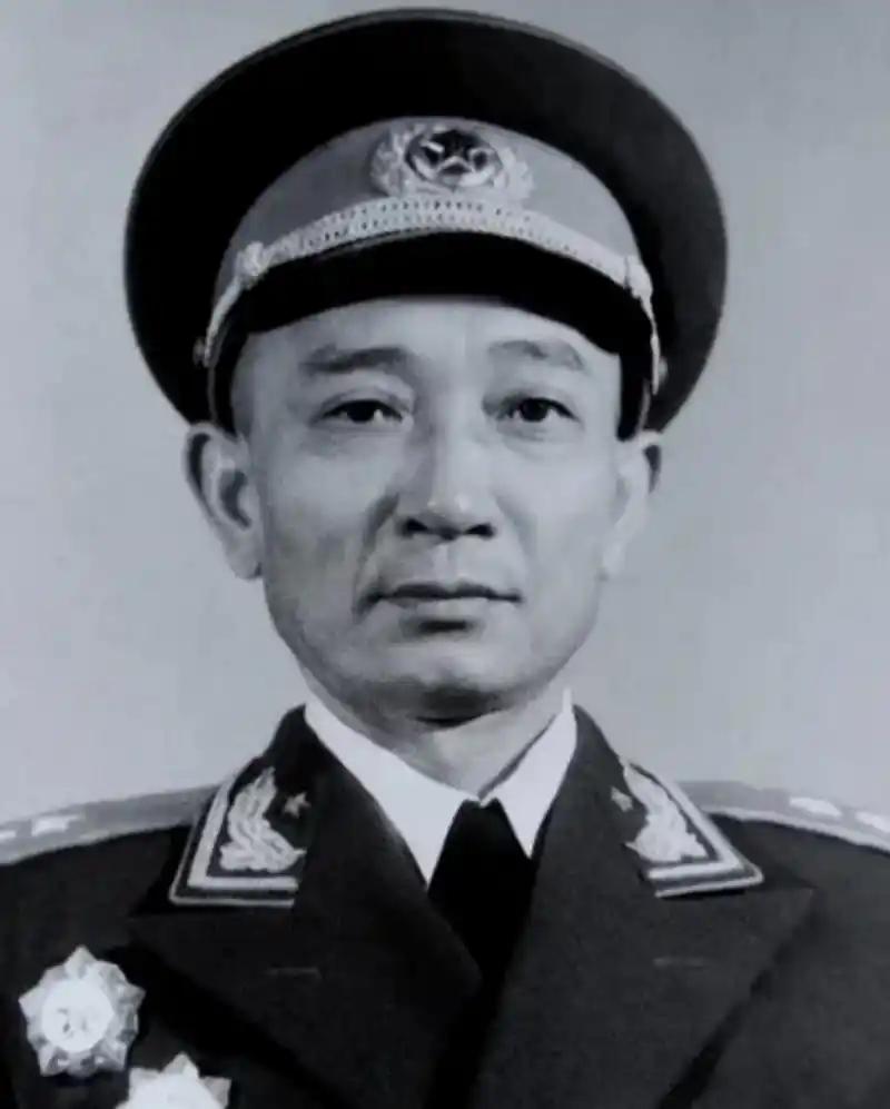这位开国中将名气不大，武功却极高，曾一战扬名让许世友大呼佩服。红军中的武林高手不