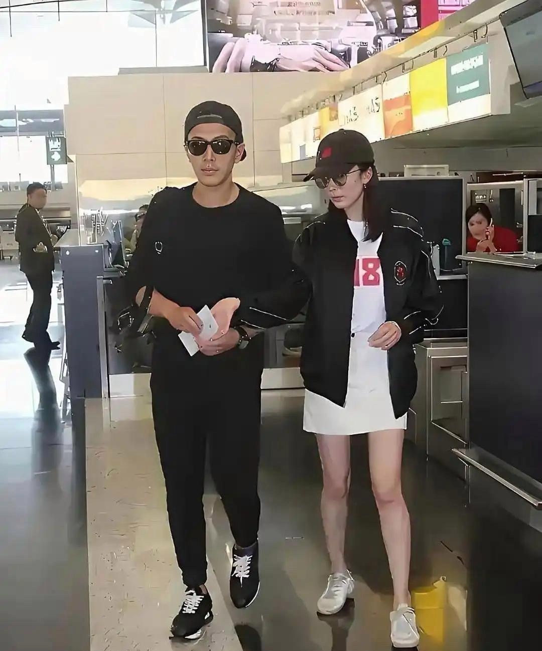 我严重怀疑这是杨幂当年最想删除的照片，毕竟那个时候她爱的很卑微，这件事众所周知，