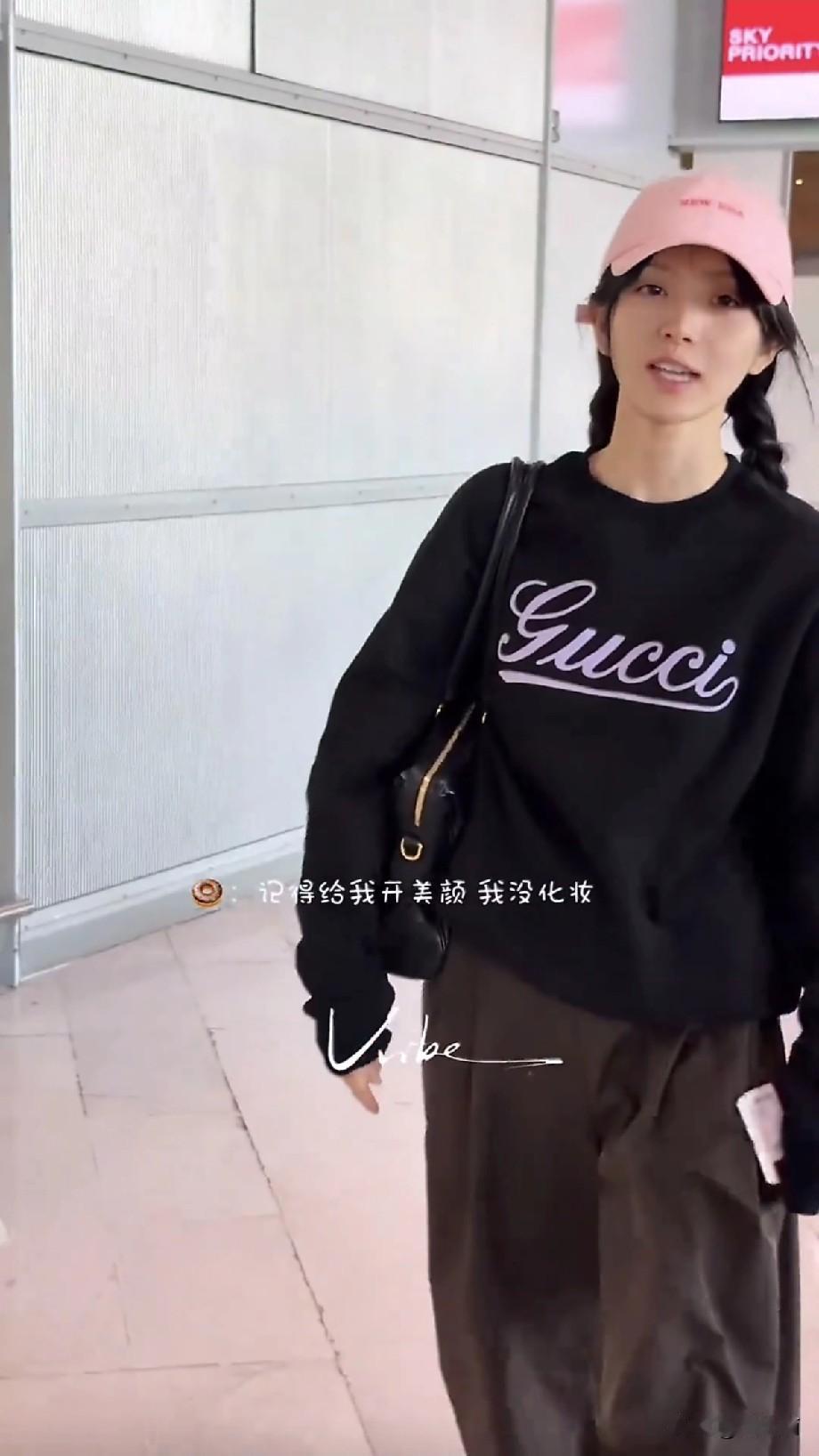 田曦薇：“记得给我开美颜，我没化妆”！5月1日，田曦薇现身机场，一身休闲穿搭