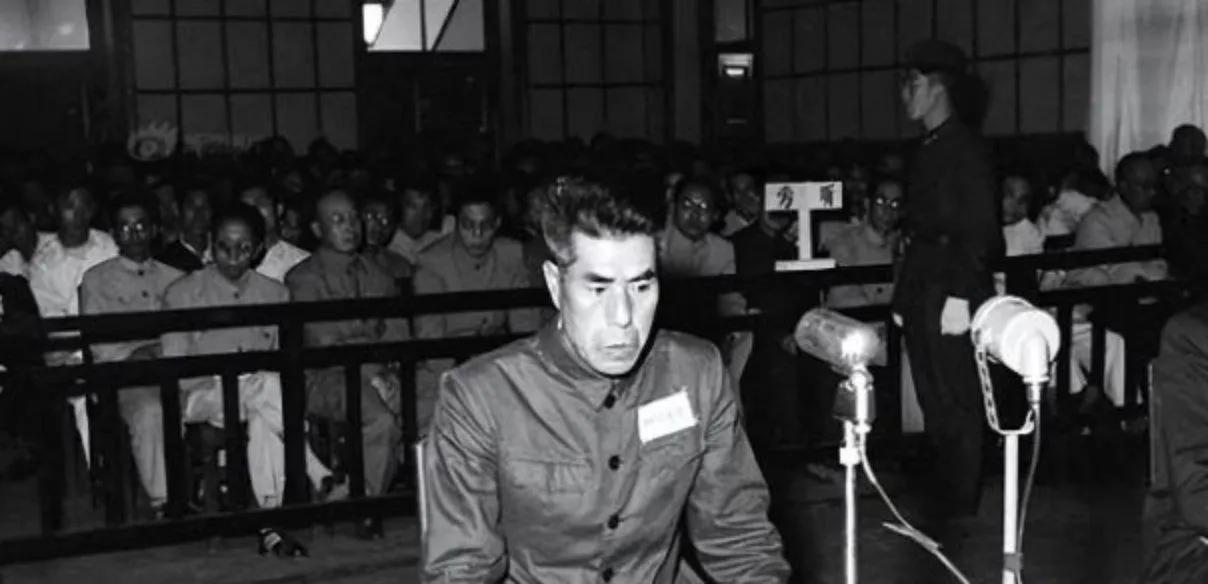 1957年，许世友将军的警卫连长前往上海出差，跟一男人擦肩而过，军人的警觉让他猛