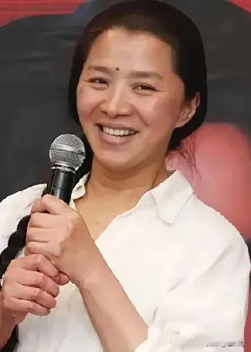 山东的迟蓬、倪萍、徐映红，真是三朵耀眼的花！66岁的迟蓬凭借《生万物》“大脚娘”