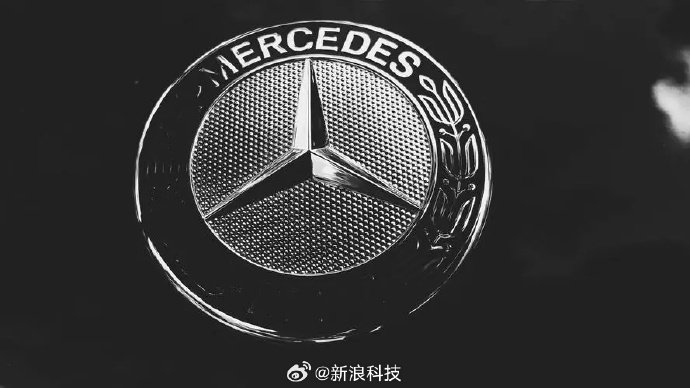 【奔驰提车4小时方向盘三次锁死，厂家拒退换车】据报道，此前，杭州任女士花费46万