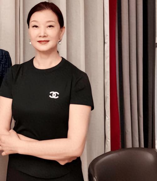 昔日国民女神也难逃岁月！宋祖英满脸岁月痕迹，却美得格外真实谁能想到，当年在