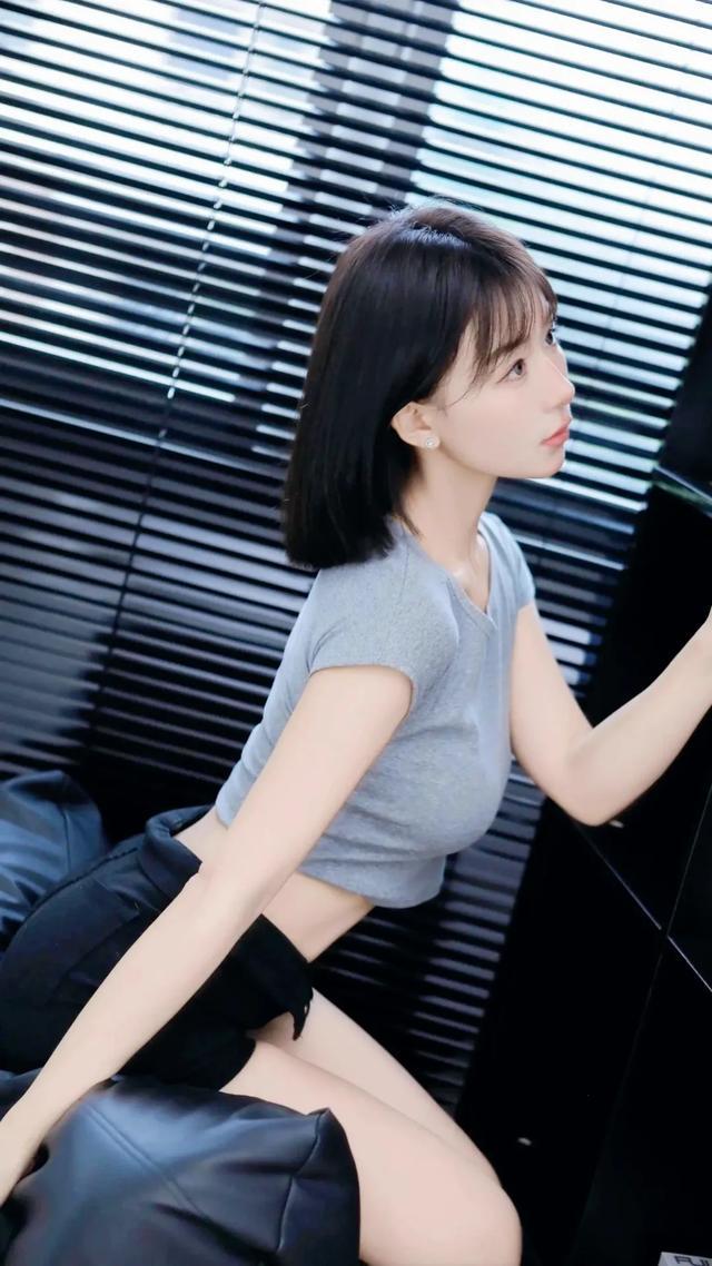 笑话：一村长喝多回家，错进猪圈，躺在母猪身边说：“老婆，给我倒杯水！”，母猪哼了