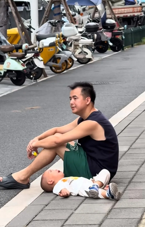 “熊孩子就该这么教育！”马路边上，爸爸带儿子逛街，没给孩子买冰淇淋，小孩子就上演