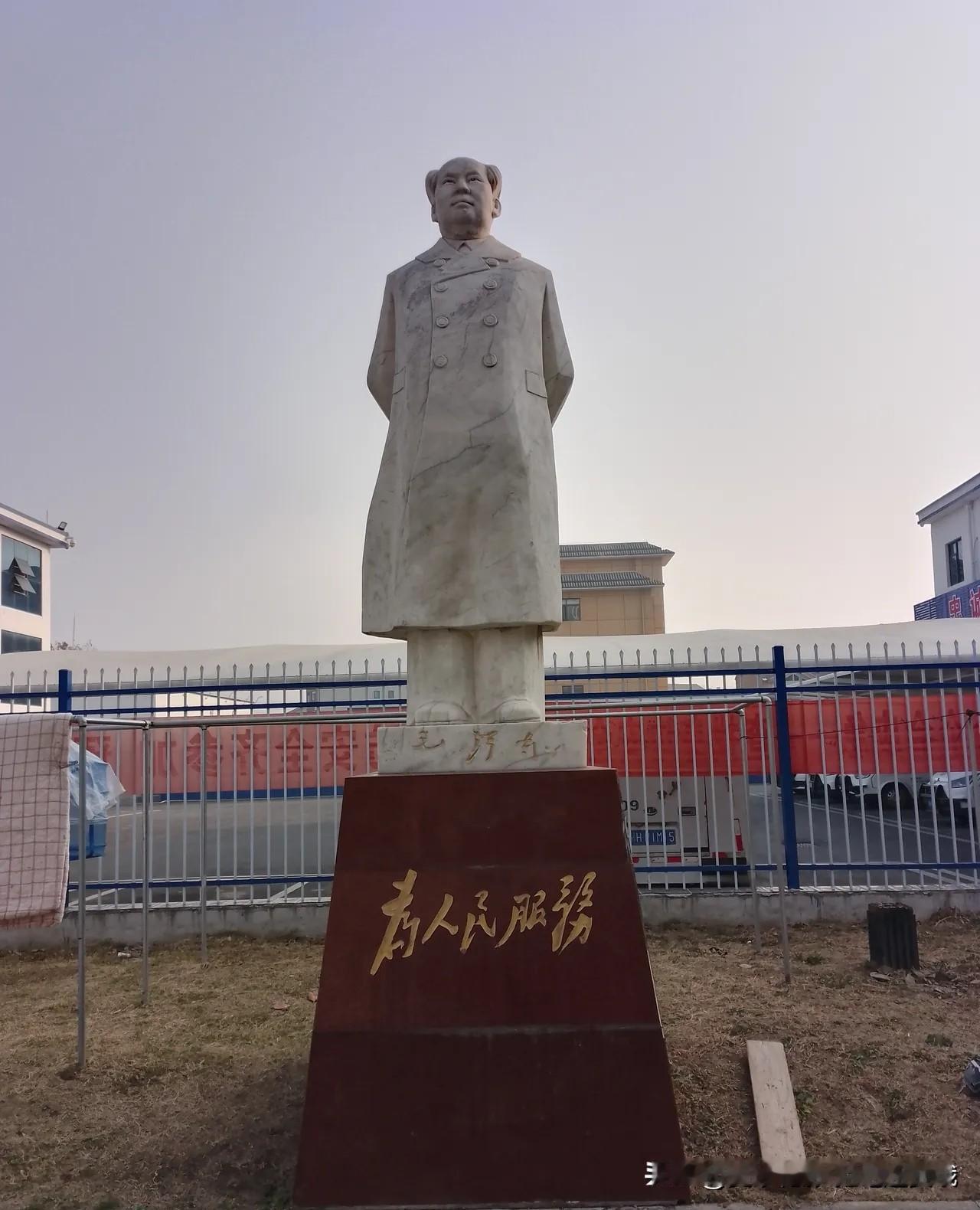 还是有很多人冒着风险去保卫毛主席塑像的！小区附近这尊毛主席塑像，藏着四十年