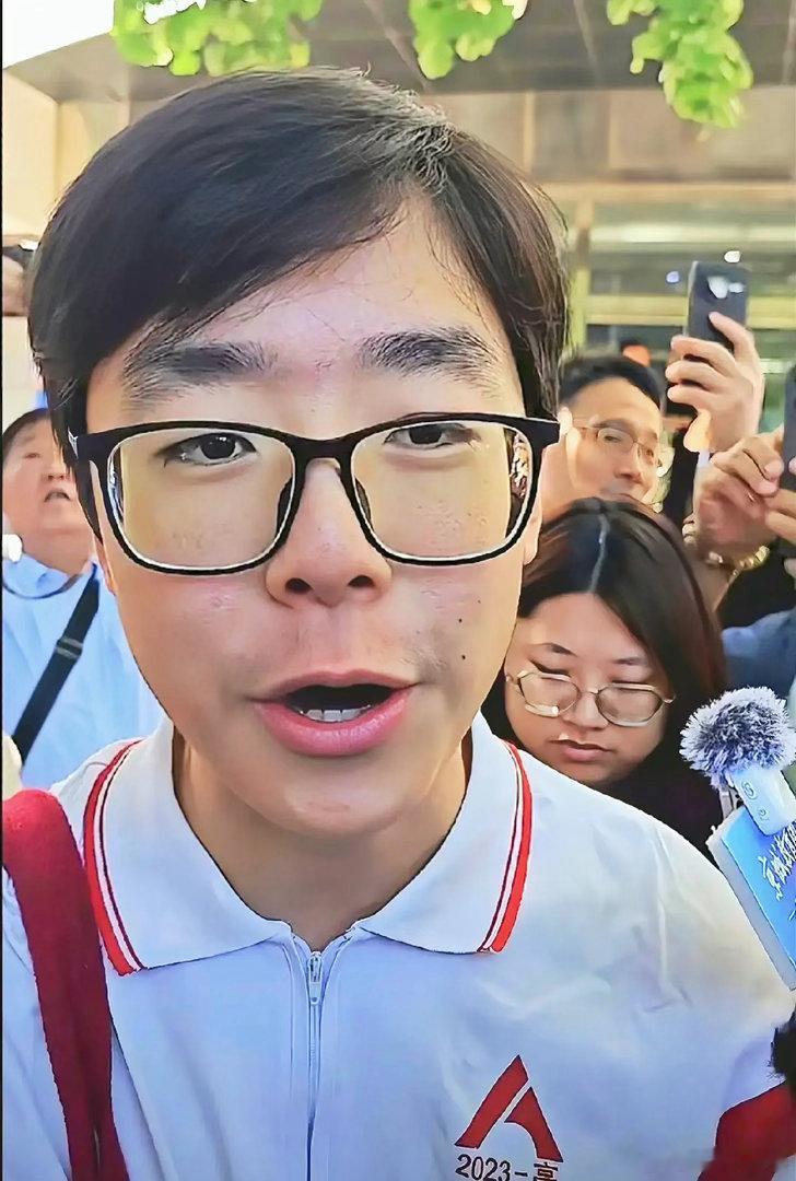 今年高考热度最高的考生，当属人大附中这位男生。语文考试他提前二十分钟交卷离场，被