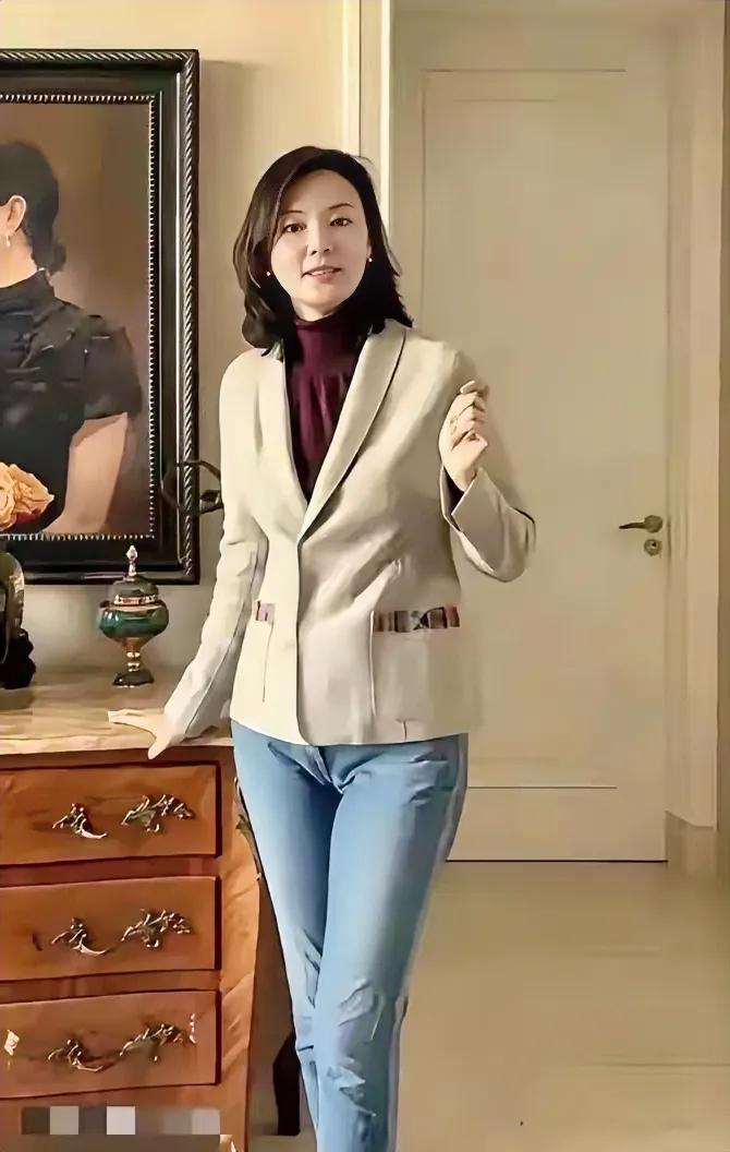 曾经的央视美女主持人，还有多少人能认识她，如今已经49岁，还是孑然一身。