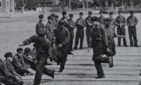1979年6月20日，最后一批中越战俘交换现场，一名年轻的越军俘虏慢慢走向边境，