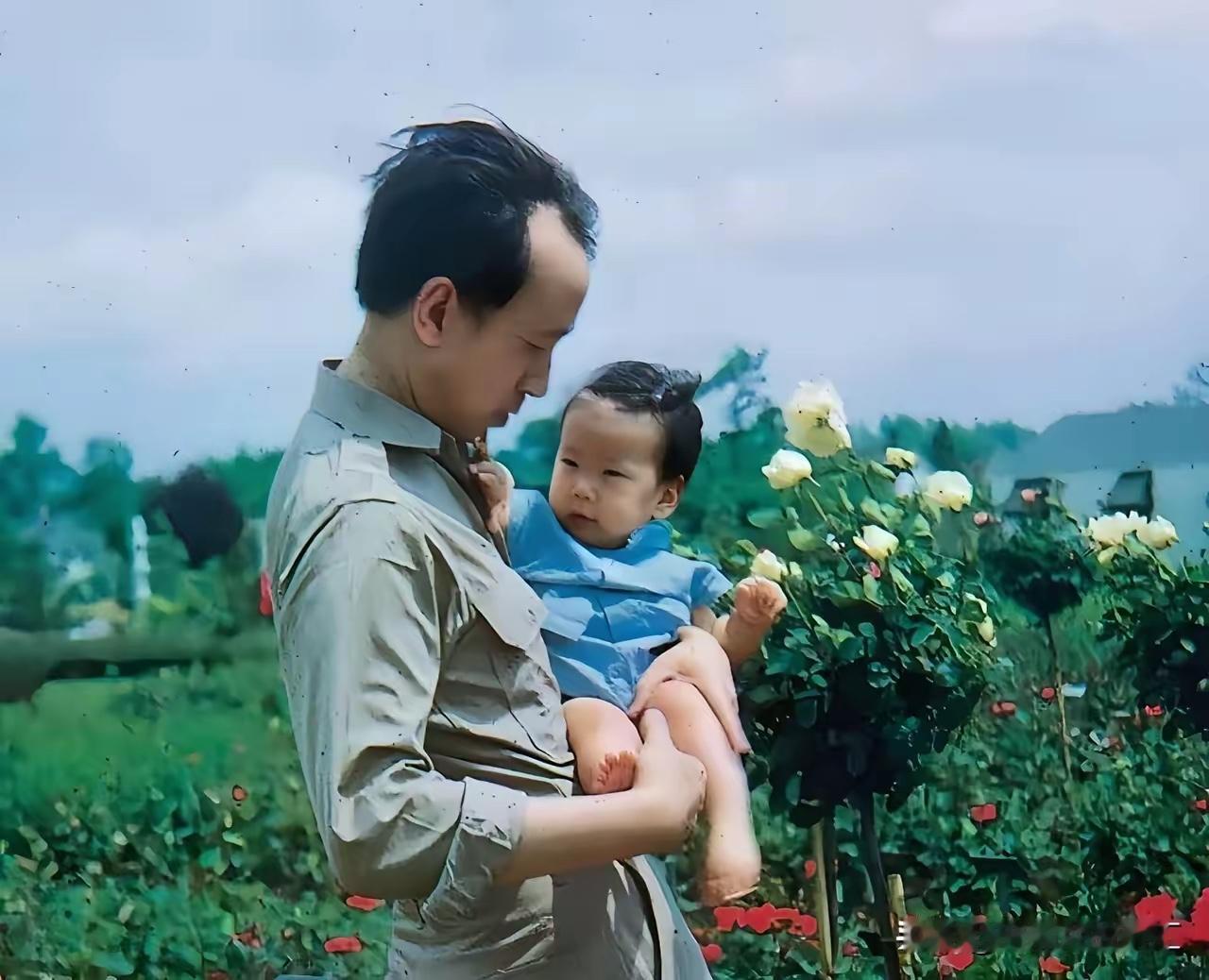 1952年，地点美国某地，钱学森一家出来游玩，他们女儿钱永贞才一岁样子，钱学森不