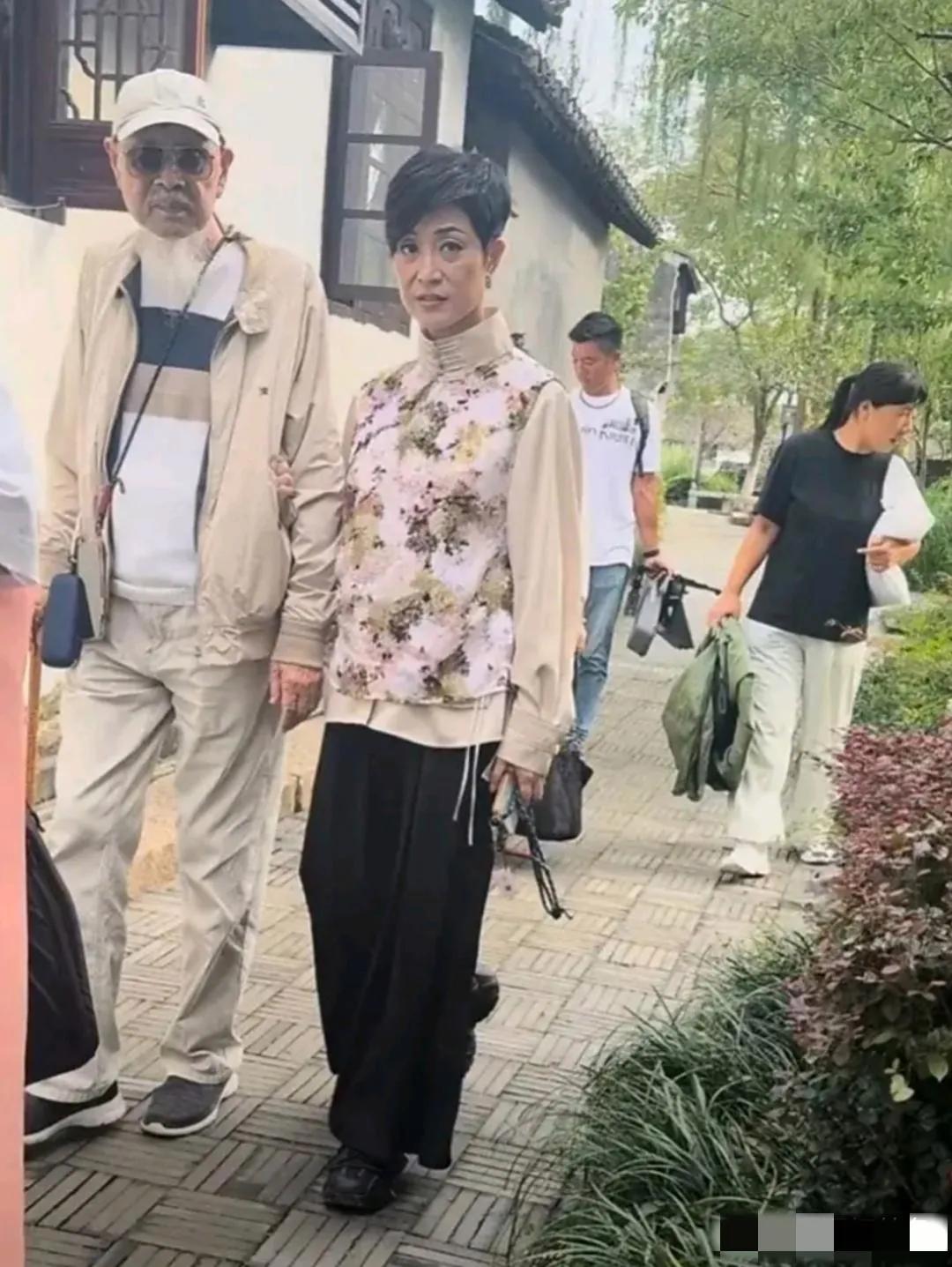 陈法蓉与88岁的父亲同框：陈父虽年迈，但精神足；57岁的短发女神无滤镜生图真的是