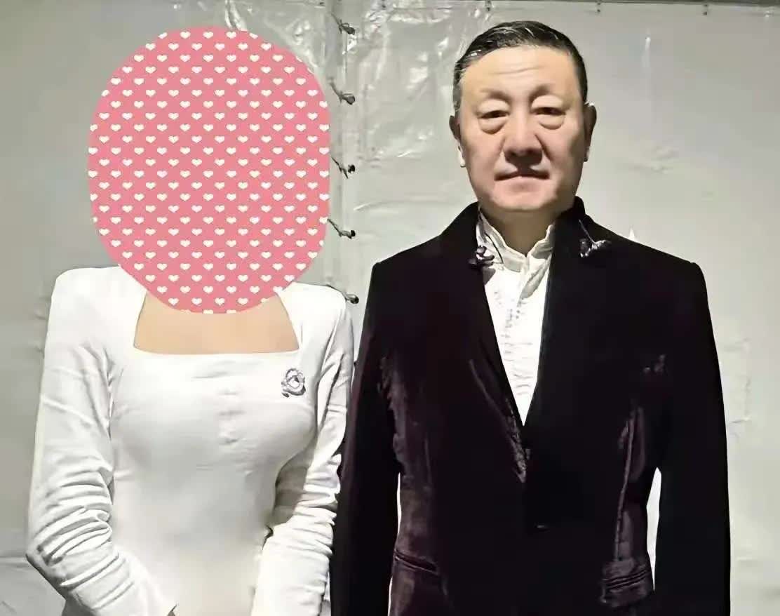 不知道大家有没有发现，韩磊事件里那个自称治愈的女子，我发现她有一个很严重