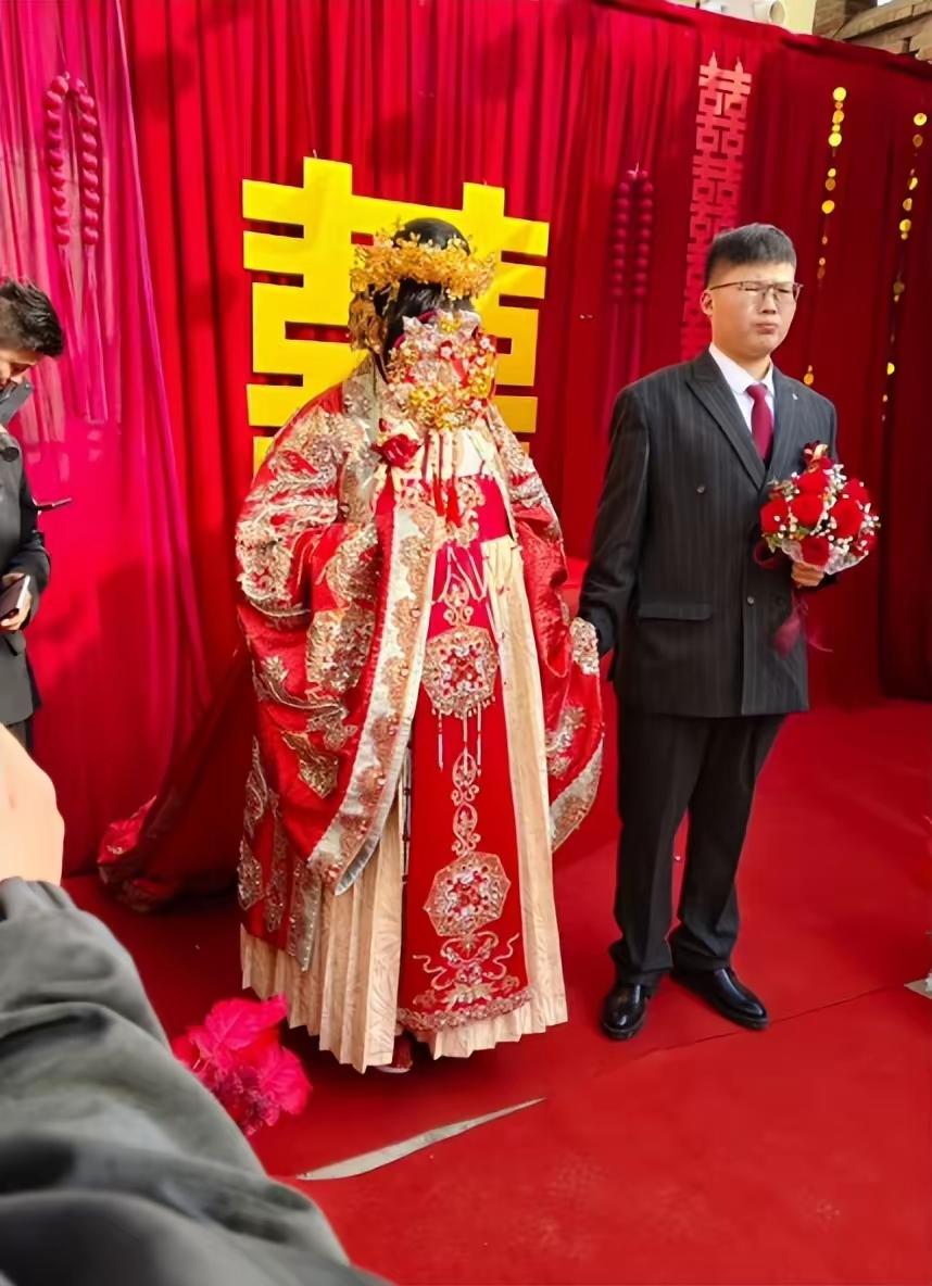 大衣哥女儿出嫁，嫁妆十分丰厚，女婿家境普通。大衣哥女婿是当地普通农村小伙，