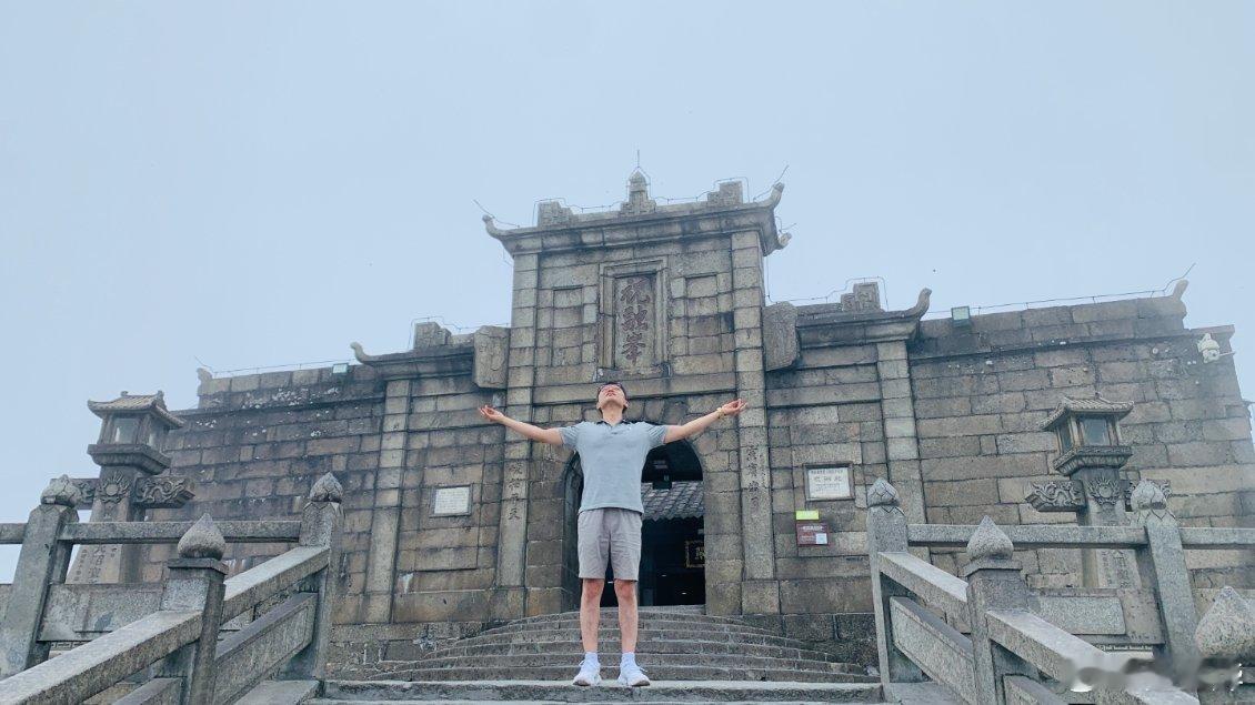 本博让AI帮忙修图，结果修成这样了，这是有什么寓意吗？额…[doge]​​​