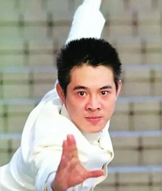 甄子丹为什么没李连杰火？一个是武术冠军，一个是街头混混，你说怎么比？甄子丹武