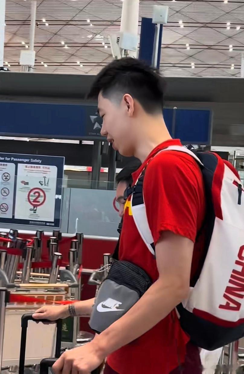 中国男篮抵达海口备战热身赛！杨瀚森、王俊杰缺席，新人后卫李悦洲和偰李永炜随队出征
